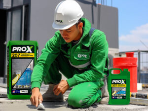 Pekerja mengaplikasikan semen waterproof PRO-X 207 pada dak beton rumah